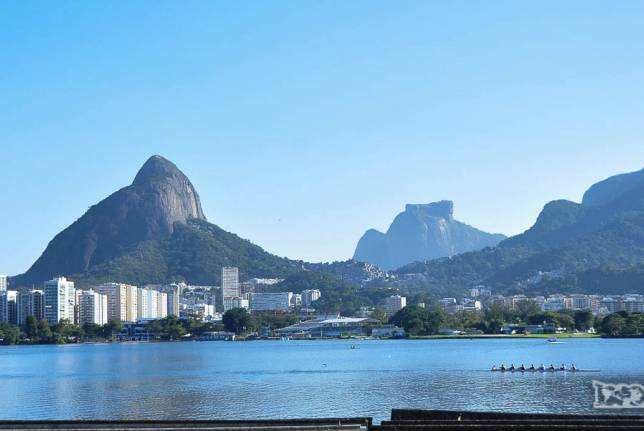 Lagoa Rodrigo de Freitas em dia de céu azzul, um dos mais belos e conhecidos cartões postais do Rio de Janeiro, Ao fndo, a Pedra da Gávea, que vamos subir em alguns dias